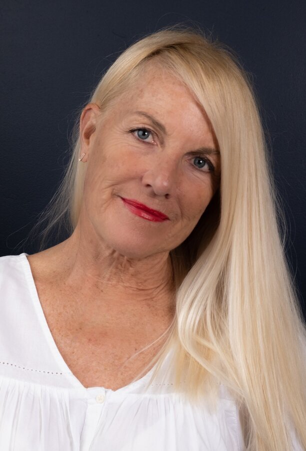 Roma Larsson, Broker